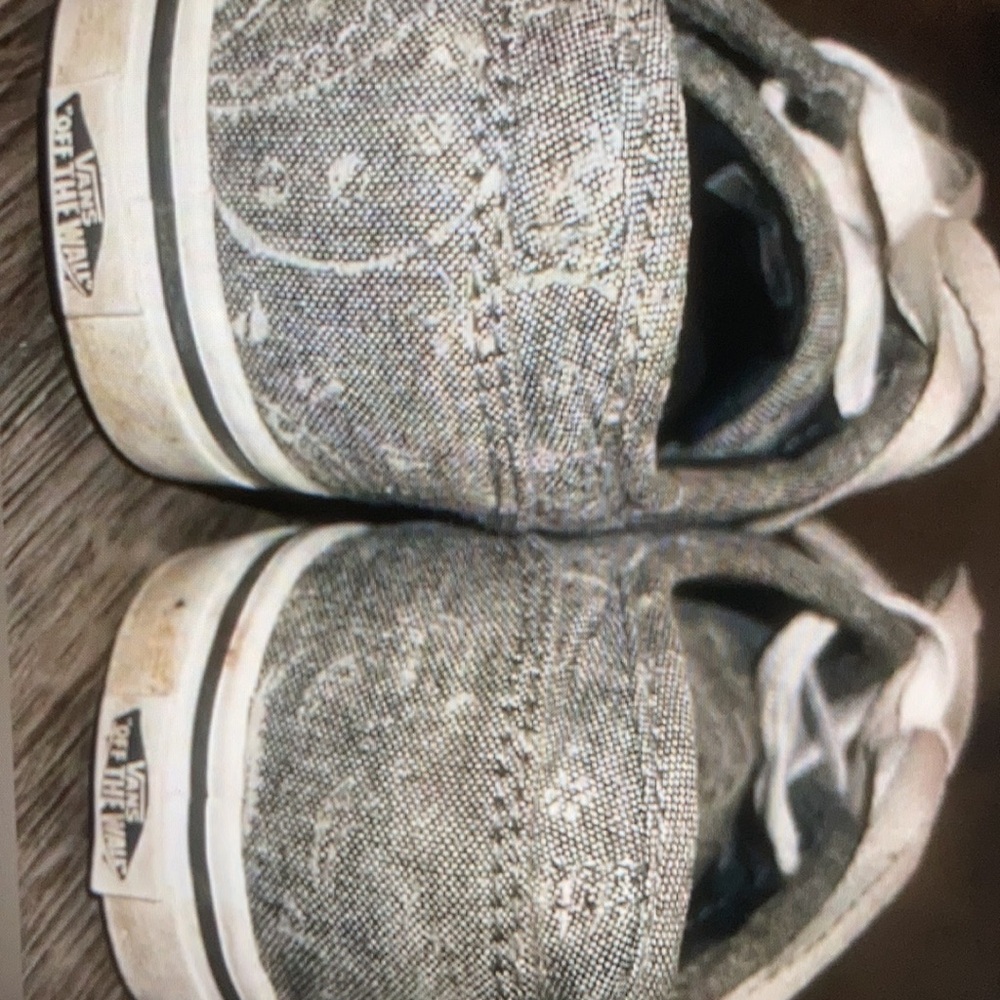 Wall size 4 youth bandanna shoes